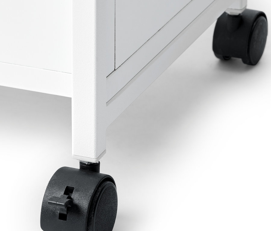 Détail d'une étagère blanche »KLAAR« avec des roulettes noires.