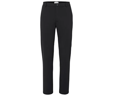 Un pantalon noir coupe droite.