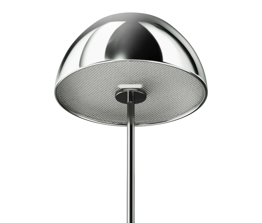 Lampadaire argenté avec abat-jour en forme de dôme et grille métallique.