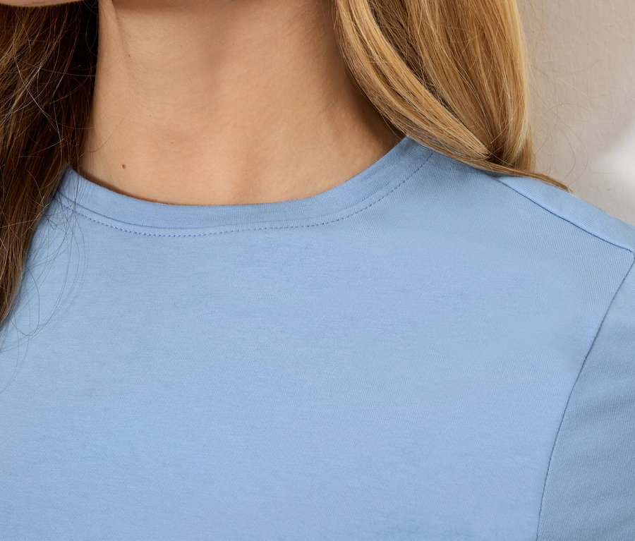 Gros plan sur un t-shirt bleu clair à manches courtes pour femmes.