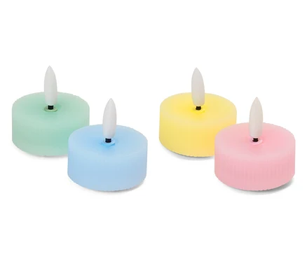 Quatre petites bougies LED de couleurs pastel (vert, bleu, jaune et rose) sur fond blanc.