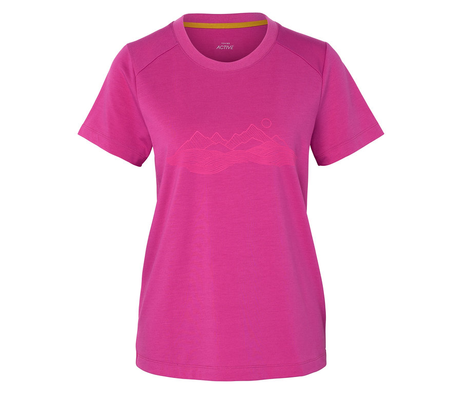 Un t-shirt rose avec un motif de montagne sur un fond blanc.