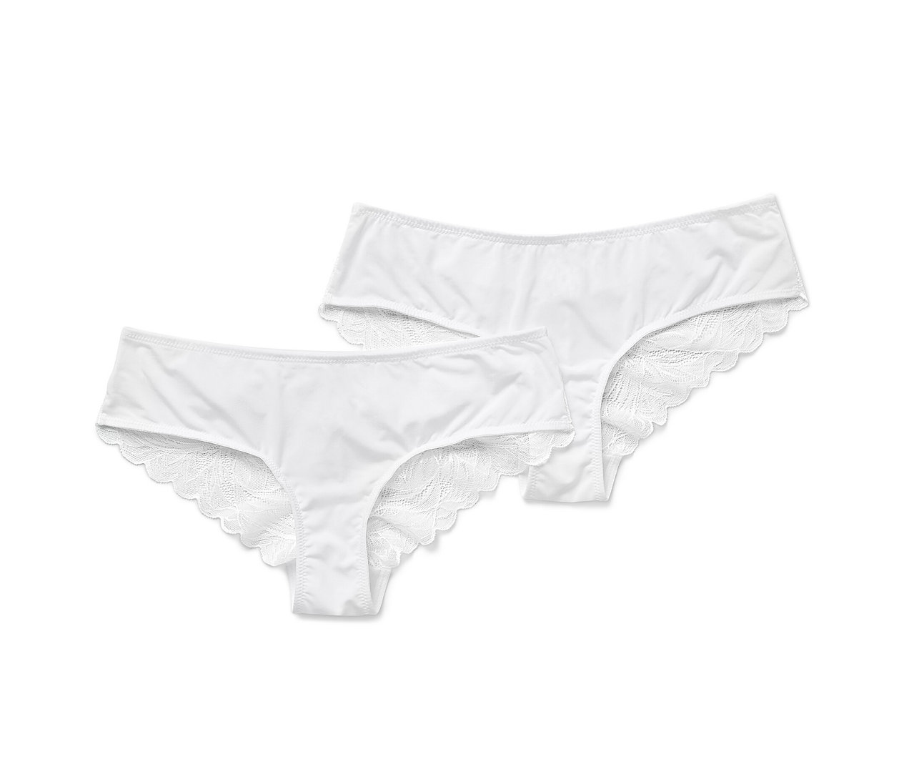 Deux slips brésiliens blancs avec de la dentelle sont placés l'un à côté de l'autre.