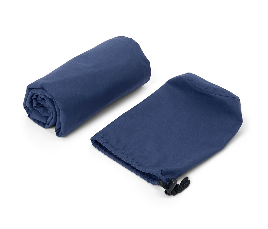 Une doublure pour sac de couchage roulée et son sac de rangement.