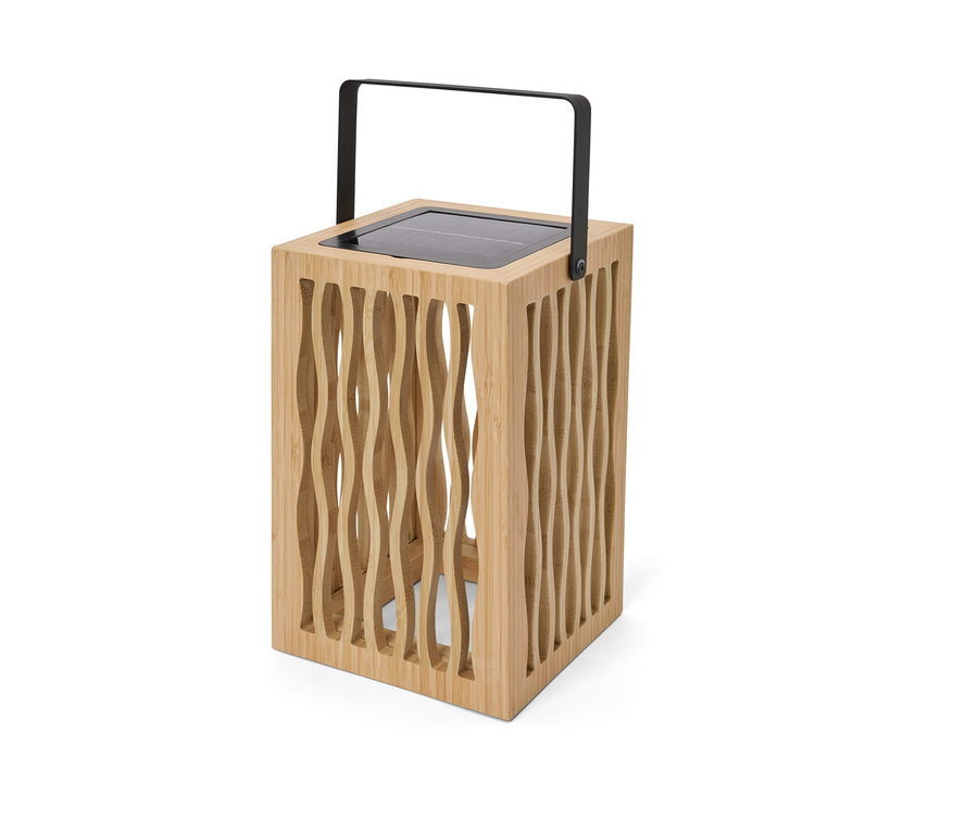 Une lanterne solaire avec une poignée noire et un cadre en bois.