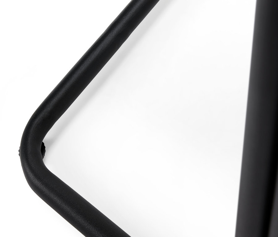 Gros plan sur une table C en aluminium sur fond blanc.
