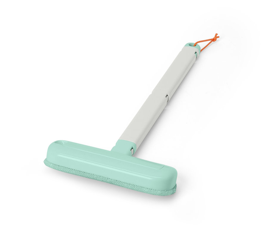 Un accessoire de nettoyage pour textiles 4 en 1 avec un manche blanc et une tête de nettoyage bleu clair.