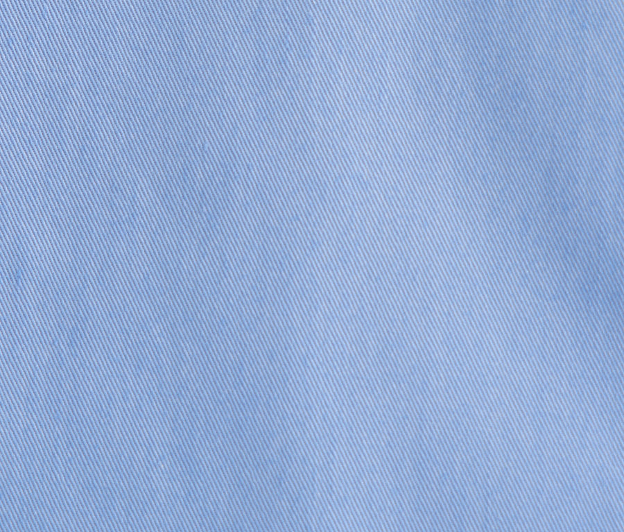 Détail d'un chemisier à manches courtes bleu clair Seidensticker.