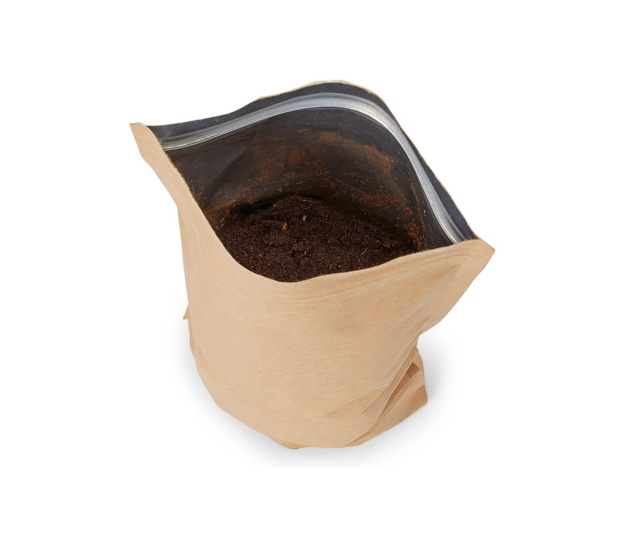 Un mini-jardin dans un sachet en papier, rempli de terre et de graines de fraises.