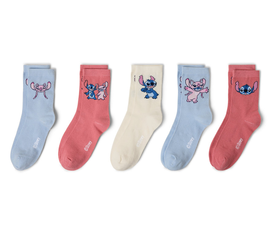 Cinq paires de chaussettes sont alignées, chacune avec différents motifs de Stitch en rose, bleu et beige.