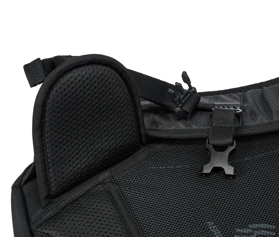 Gros plan d'un sac à dos noir avec une structure en filet et des fermetures en plastique.
