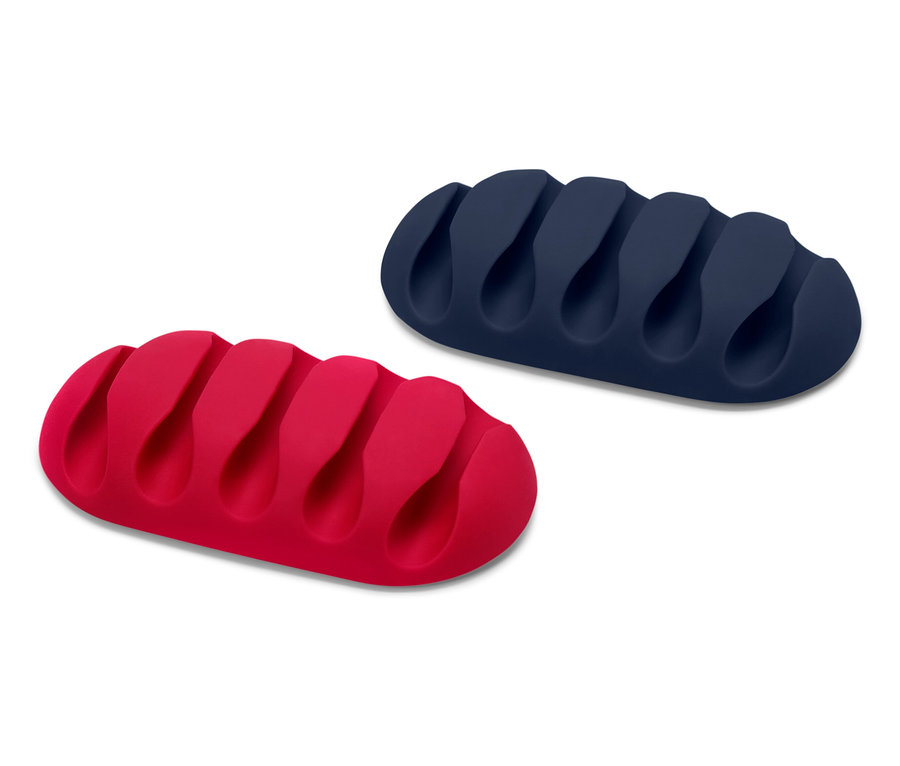 Un serre-câble rouge et un serre-câble bleu sont posés sur un fond blanc.
