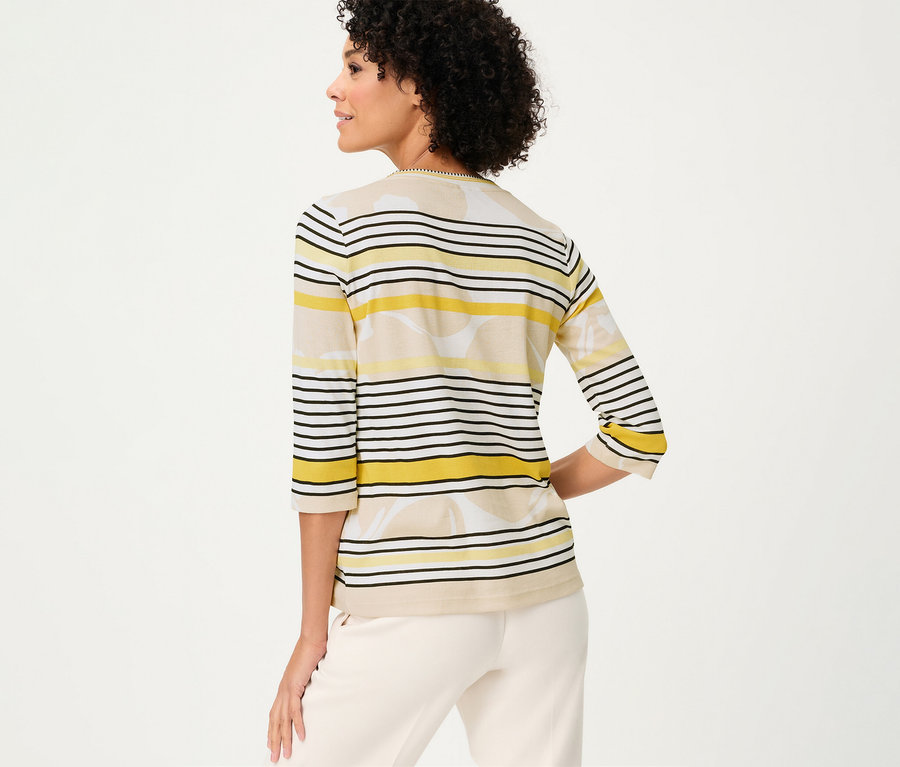 Femme de dos portant un T-shirt 3/4 Olsen à rayures jaunes, noires et beiges avec motif floral.
