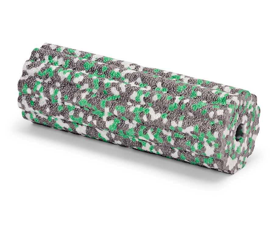 Un rouleau en mousse à motifs verts, gris et blancs est posé sur une surface blanche.