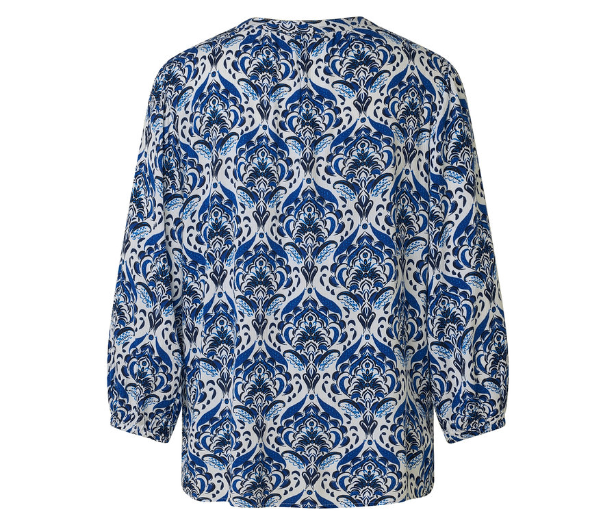Vue arrière d'un chemisier à motifs bleus et blancs.