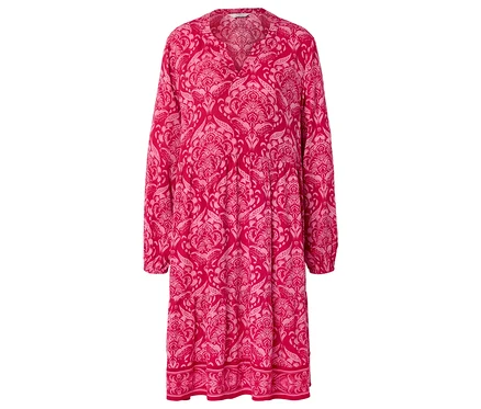 Une robe rose à motifs avec des manches longues et un col en V.