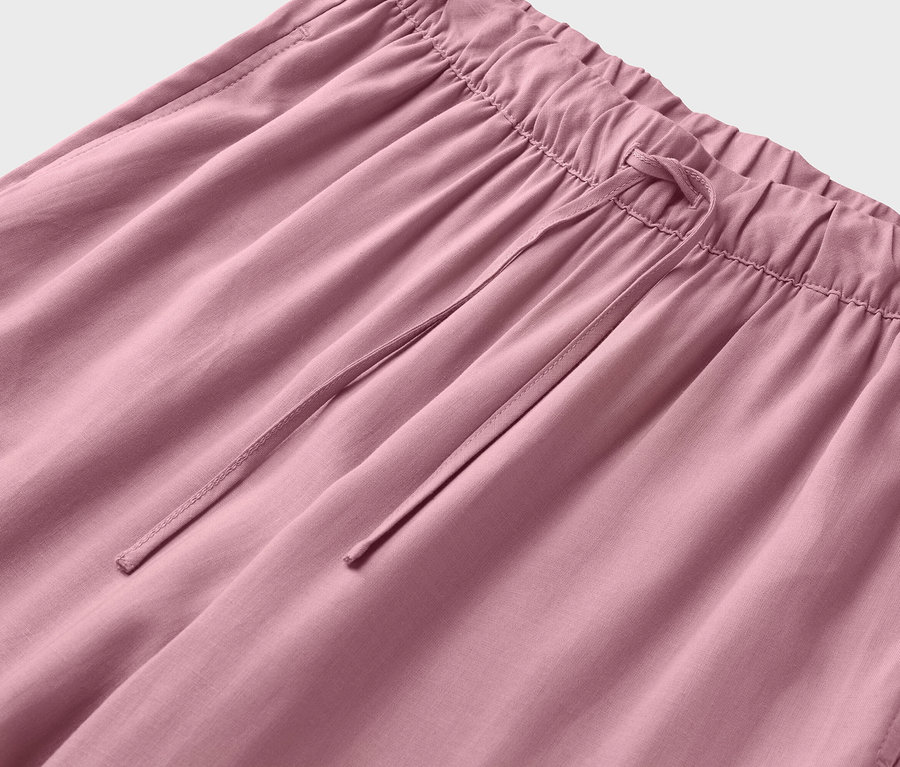 Gros plan sur un pantalon rose avec cordon de serrage.