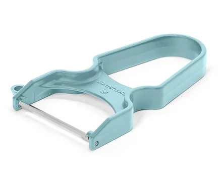 Un économe Victorinox turquoise repose sur un fond blanc.