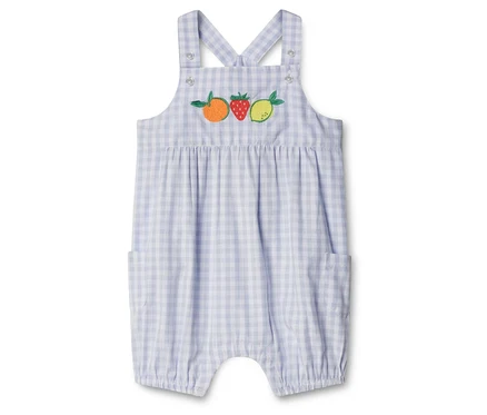 Barboteuse en tissage pour bébé à carreaux bleu clair et blanc, avec broderie d'une orange, d'une fraise et d'un citron sur la poitrine.
