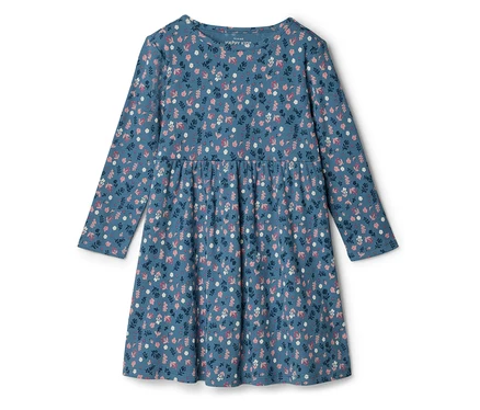 Robe en jersey côtelé bleue pour enfant, à manches longues, avec un motif floral rose, blanc et bleu foncé, et une taille froncée.