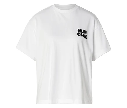 T-shirt de sport blanc à manches courtes avec l'inscription noire "RUN CLUB" sur la poitrine.