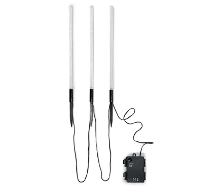 Trois lampes de jardin à LED avec câble noir et bloc de batterie sur fond blanc.