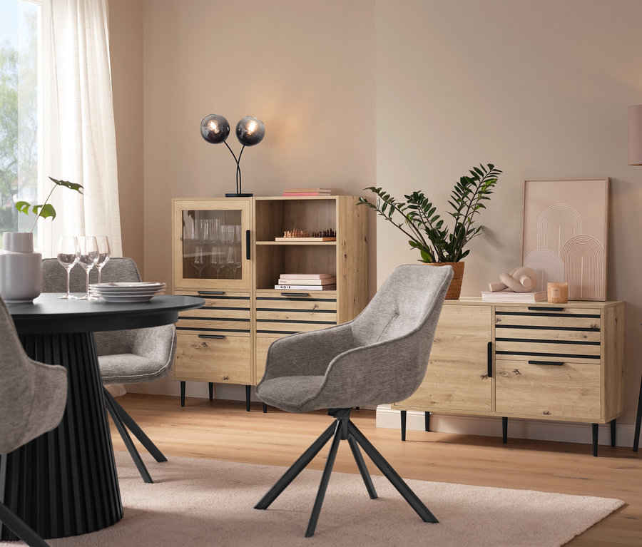 Salle à manger avec table à manger, chaises grises, vitrine »BAAKEN« avec porte en verre, étagère »BAAKEN« avec tiroirs et buffet avec tiroirs.