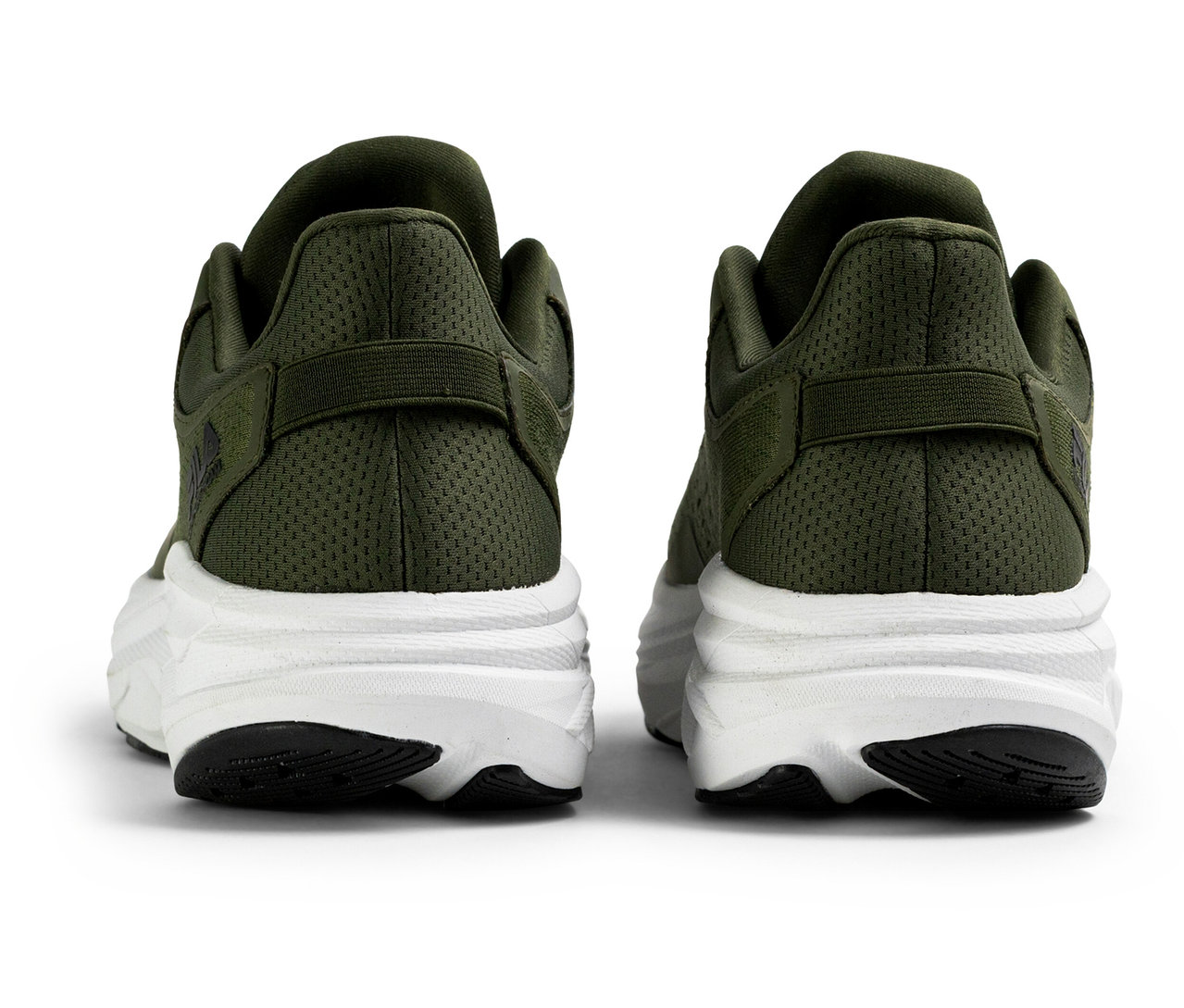 Vue arrière de deux baskets pour homme FILA Retron en beetle-white.