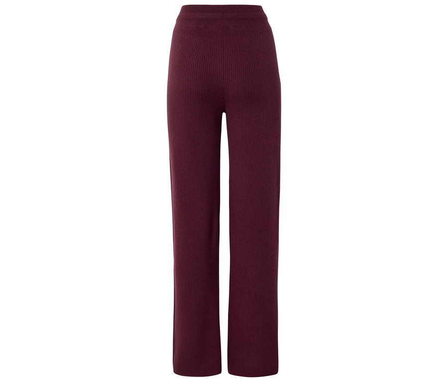 Pantalon en tricot côtelé bordeaux à jambes larges sur fond blanc.