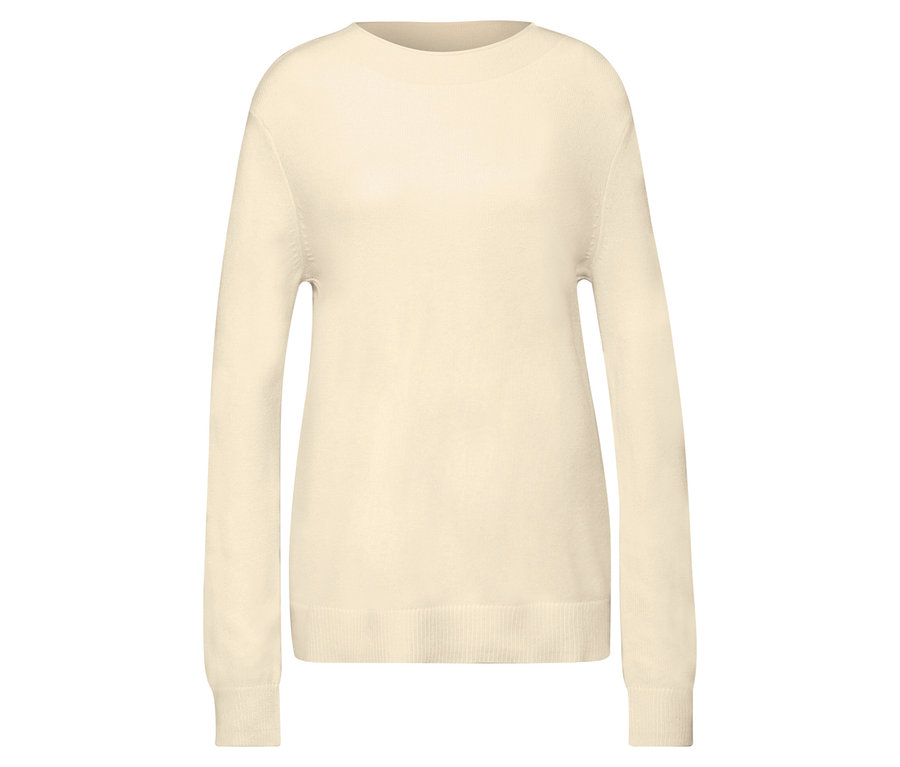 Pull en tricot beige à bord roulé.