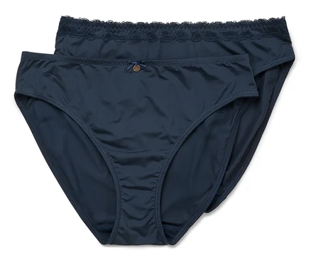 Deux culottes bleu marine pour femmes sont superposées, la culotte du dessus a une bordure en dentelle.