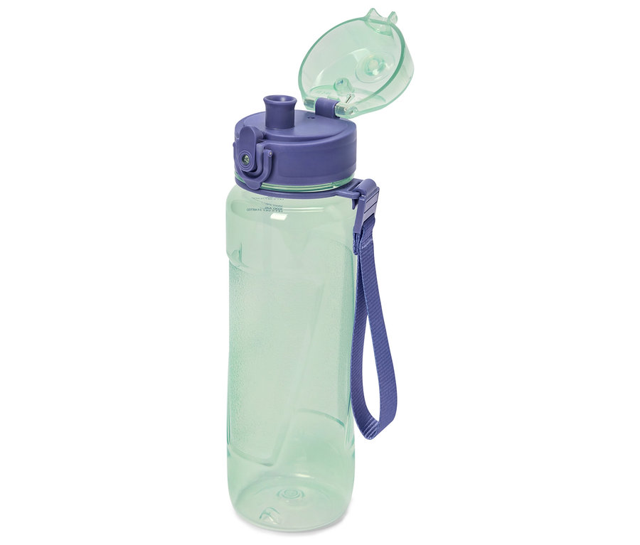 Une bouteille d'eau transparente vert clair avec un bouchon violet sur un fond blanc.