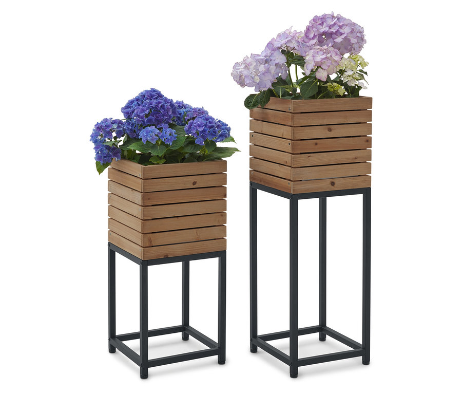 Deux supports à fleurs en bois avec des fleurs d'hortensia bleues et violettes.