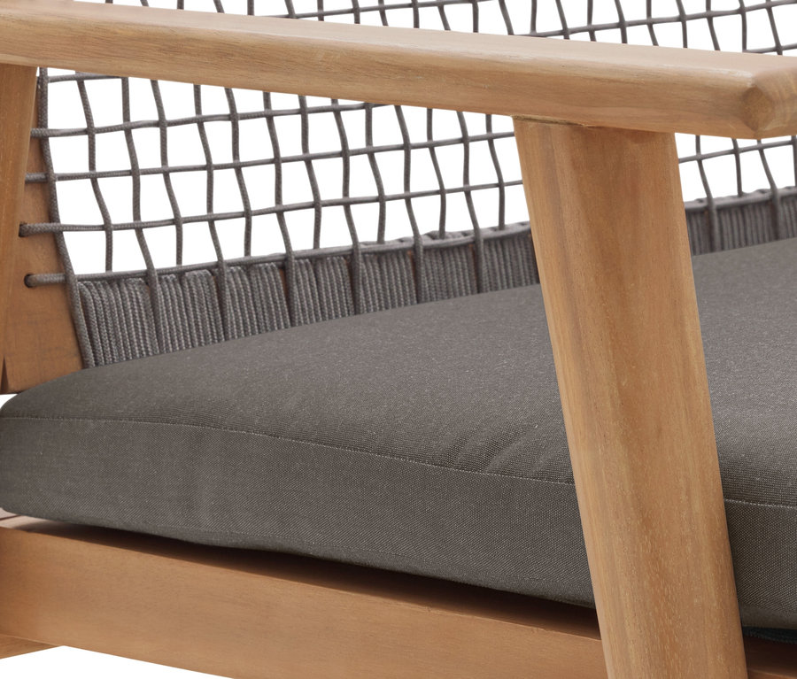 Gros plan d'une chaise avec cadre en bois, assise en cordon gris et coussin gris.