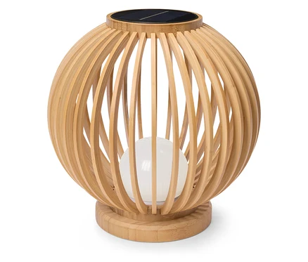 Une lampe solaire sphérique en bambou se dresse sur un fond blanc.