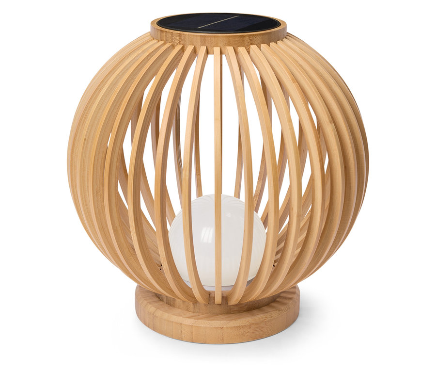 Une lampe solaire sphérique en bambou se dresse sur un fond blanc.