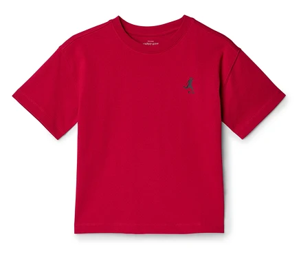 T-shirt rouge avec un petit logo vert de joueur de football sur la poitrine.