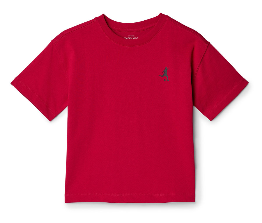 T-shirt rouge avec un petit logo vert de joueur de football sur la poitrine.