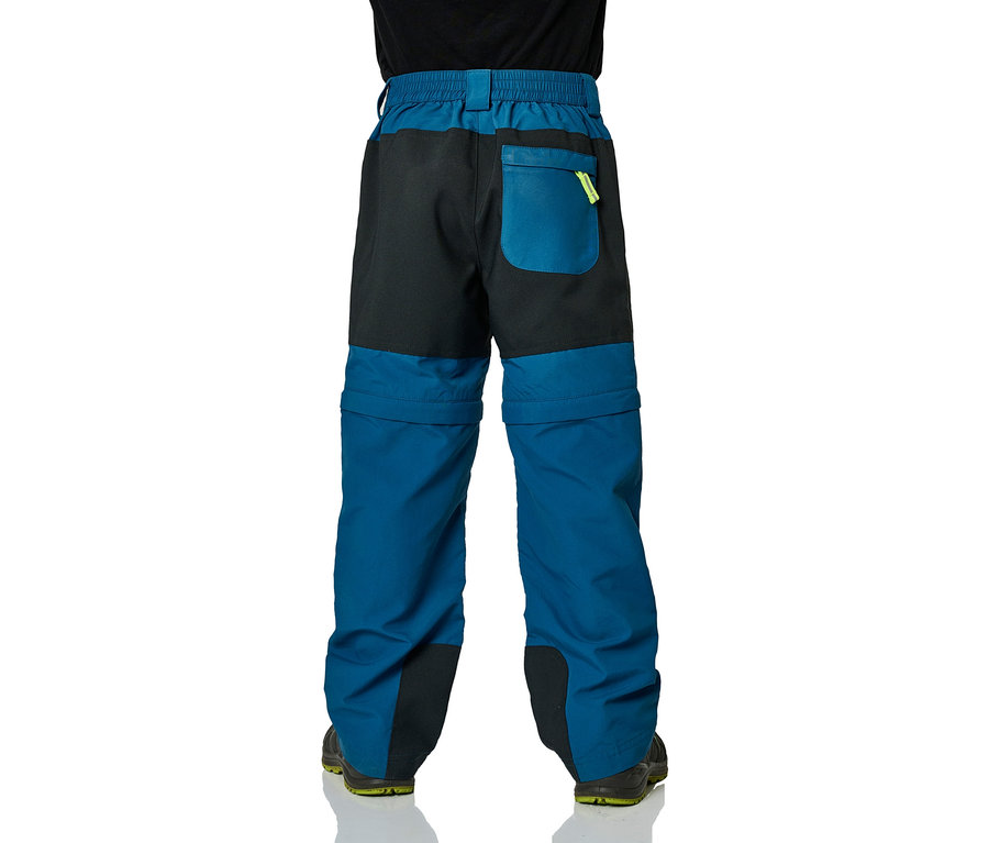 Gros plan de dos d'une personne portant un pantalon bleu et noir.