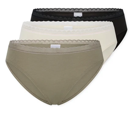 Trois slips Rio SCHIESSER en vert olive, crème et noir, chacun avec une bordure en dentelle à la taille.