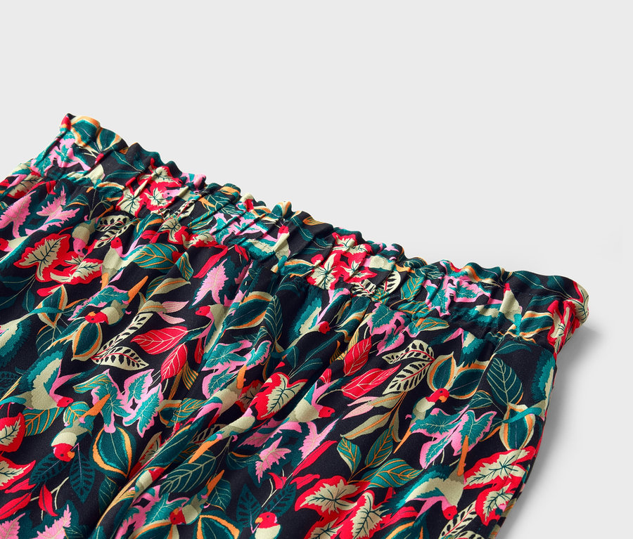 Gros plan d'un pantalon à imprimé floral avec une ceinture élastique.