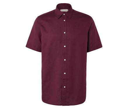 Une chemise bordeaux à manches courtes avec des boutons blancs.