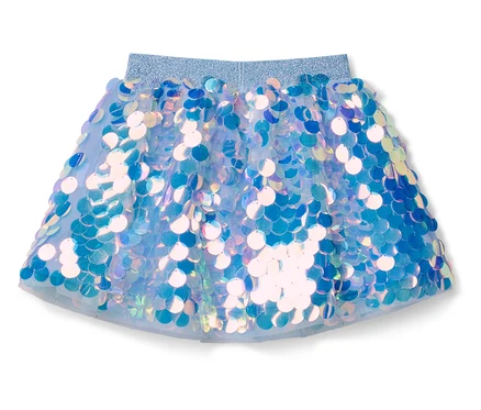 Une jupe bleu scintillante avec des paillettes posée sur un fond blanc.