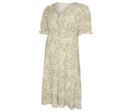 Une longue robe claire à motif zébré vert, avec un col en V, des manches courtes et un cordon à la taille.