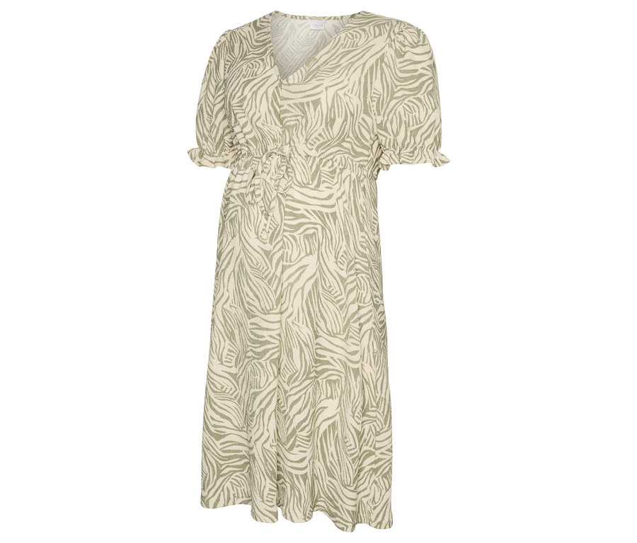 Une longue robe claire à motif zébré vert, avec un col en V, des manches courtes et un cordon à la taille.