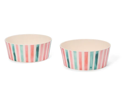 Deux bols rayés roses et turquoise sont placés côte à côte.