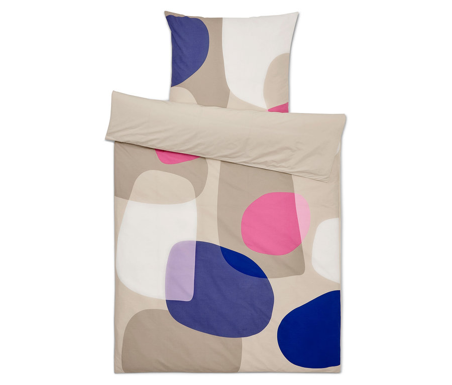 Ensemble de literie avec un motif abstrait de cercles et de formes en bleu, rose, violet, blanc et beige.