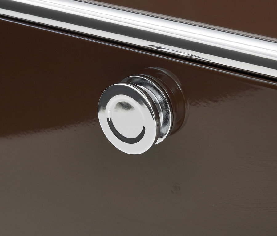 Surface marron brillante avec une barre de poignée horizontale chromée et un bouton rond chromé en dessous.