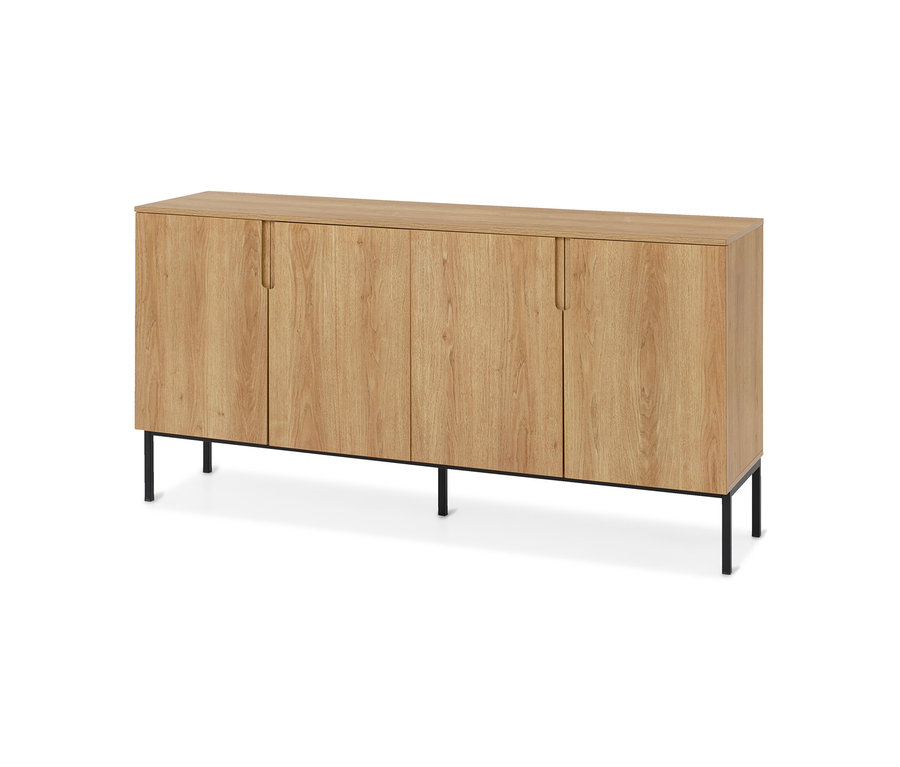 Buffet bas en bois clair avec quatre portes et des pieds en métal noir, sur fond blanc.