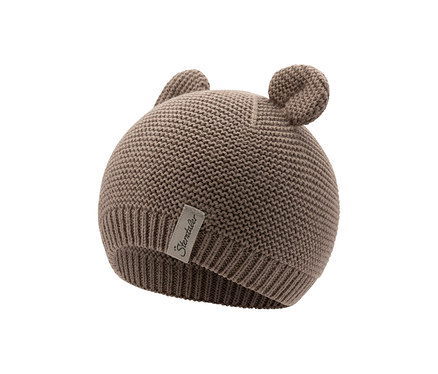 Un bonnet de bébé tricoté marron clair avec deux petites oreilles rondes sur le dessus et une étiquette 'Sterntaler' sur le côté.